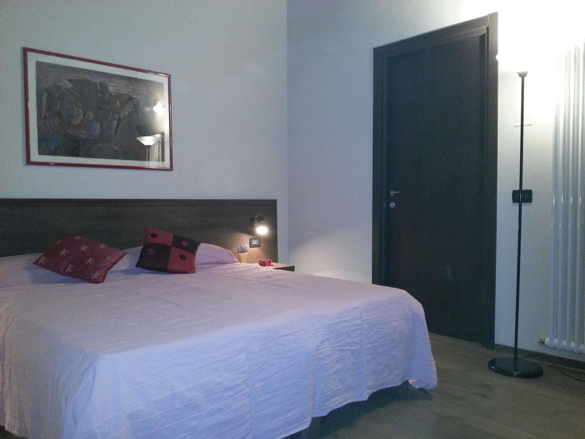 Hotel Hyknusa เรจโจเอมิเลีย ภายนอก รูปภาพ